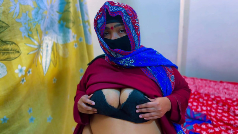 Aria Mia: Une soubrette BBW arabe dans un hôtel était excitée en Arabie...