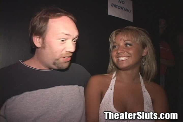 Theater Sluts: Sahte memeli sürtük bebek grup seks porno tiyatrosu yüze boşalma...