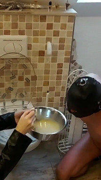 Senhorita Alessa Milano alimentando-se do banheiro parte 2