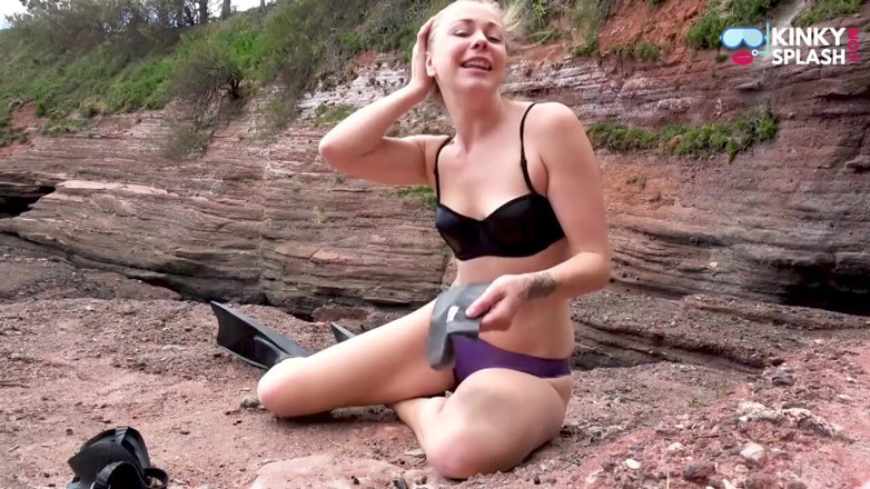 UKCuteGirl Lucy Lauren: Shiny Latex Beach Tease