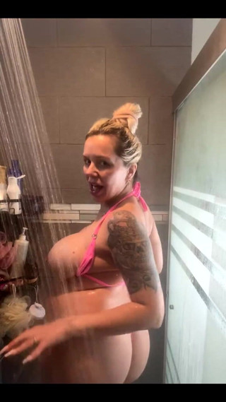 Nina Elle: ¿Qué tal un paquete de ducha?