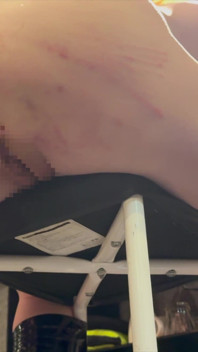 La moglie giapponese sottomessa viene in modo incontrollabile durante una dura sessione anale