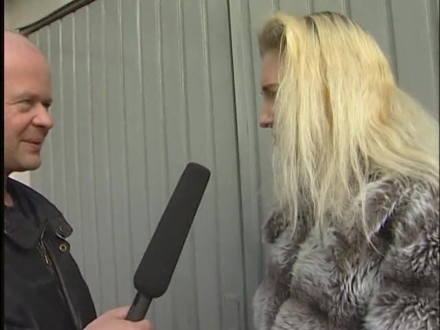 Lucky Cooch: Tysk blondin intervjuas utomhus