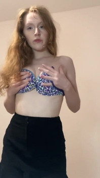 Striptease Von Rothaariger, Dünn, Zierlicher Ich Mit Schwarzem Rock