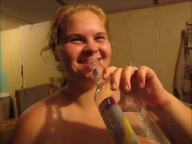Fat House Wife: Bini Menelan Kencing &amp; NikmatiNya, Seluruh Botol Kencing Dari Batang Suami