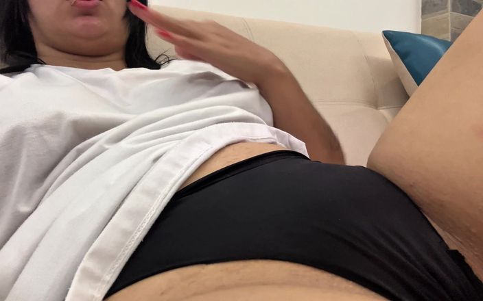 kaithsaumeth: 的年轻女孩在酒店客厅自慰 - 湿漉漉的内裤