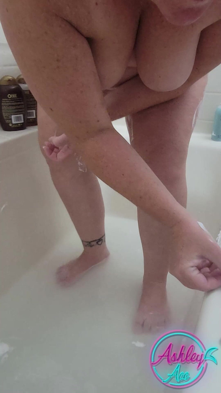 AshleyAce69: Ashley Ace бреет ноги - без бритья, ноябрь 2023