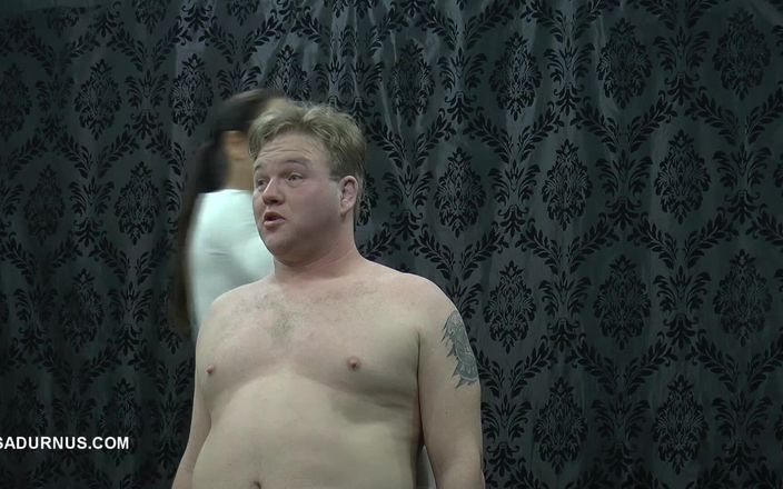 Sadurnus: Padrona Nomi schiaffeggia la faccia dello schiavo!