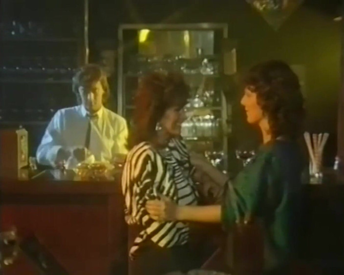 Vintage Climax: Milf brünette hat spaß mit zwei schwänzen