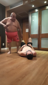 Kavga eden bubba bir aygırı cezalandırıyor