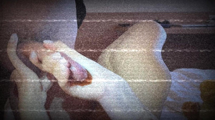 Ignoring Handjobs: Peituda morena gostosa em uma camisa danificada dá um pau...