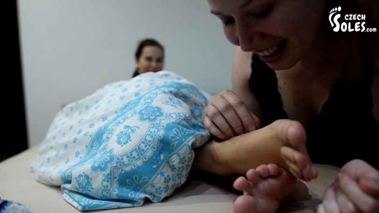 Czech Soles - foot fetish content: Două fete care își venerează picioarele MARI în pat