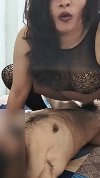 Desi indyjski Bhabhi jebana w pończochach podczas palenia
