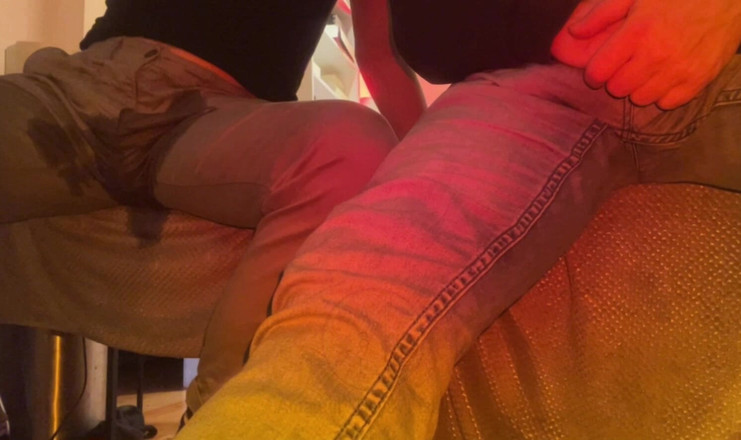 AmateurBoysPissing: 추종자를 위해 캠에 바지를 젖히는 아마추어 플랫메이트 2 명