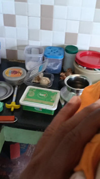 Romance de cocina mientras cocina pareja tamil