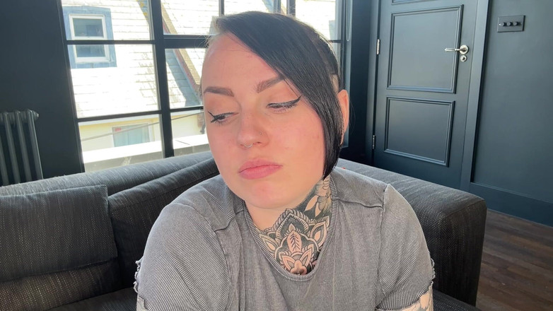 Miss Valentina: Your Place Beta को स्वीकार करें