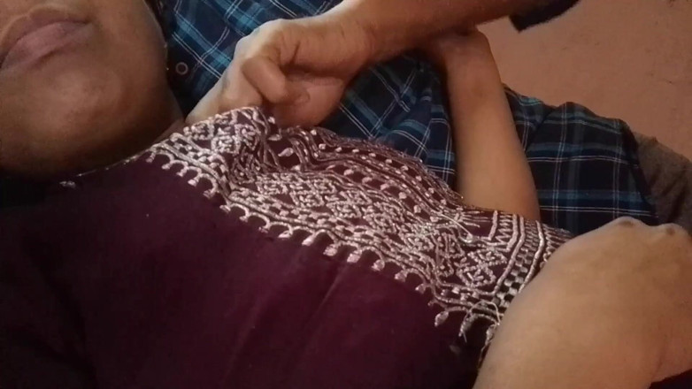 LEGSCOUPLE12: Desi-mädchen steckt seinen penis in ihren mund und nimmt seine...