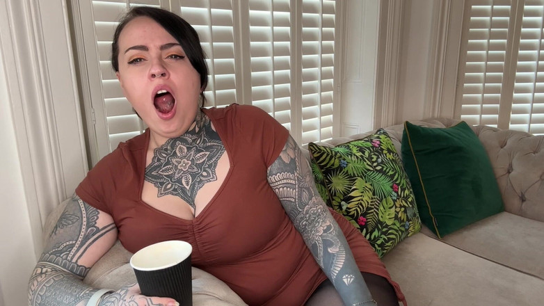 Miss Valentina: Bâillement matinal paresseux