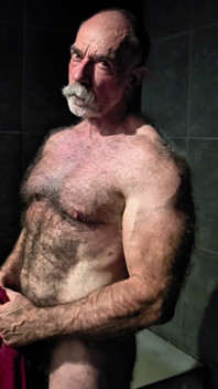 Tată vitreg musculos păros