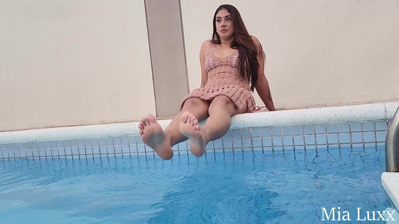 Mia luxx: 性感的mia luxx汗湿的脚和柔软的脚底在她的泳池休息时接受足部按摩 - 恋足癖 - 足部按摩 -