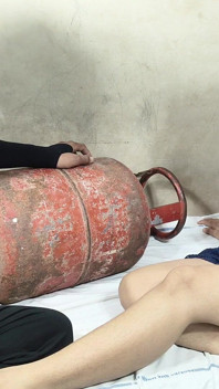 Indisk desi -flicka nu dag gascylinderbrist ansikte och närliggande vänner hjälper till att cylinder