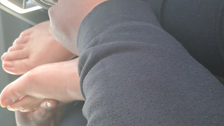 Foot Patrol: Doğal Miistical_soles ayak parmaklarını emiyor