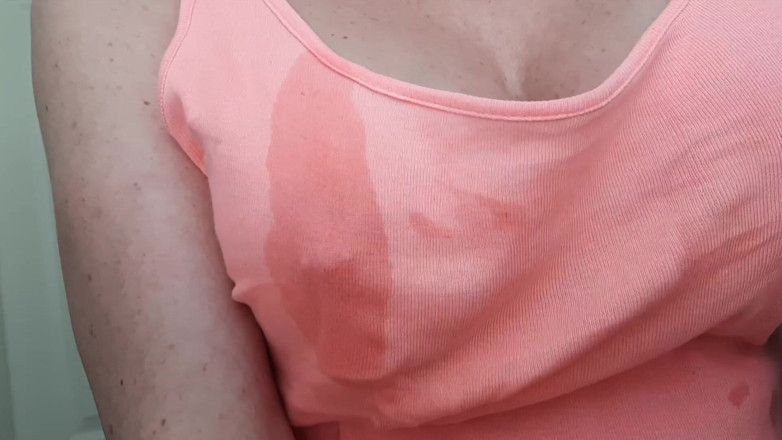 Aqua Pola: İri göğüslü orta yaşlı seksi kadın büyük göğüslerine tükürerek tişört ıslatıyor
