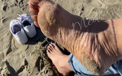 Мои большие ступни на море