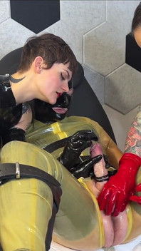 Madam li ying ve lastik gimp'imizle lateks içinde çifte domme çalıyor ve anal esnetiyor