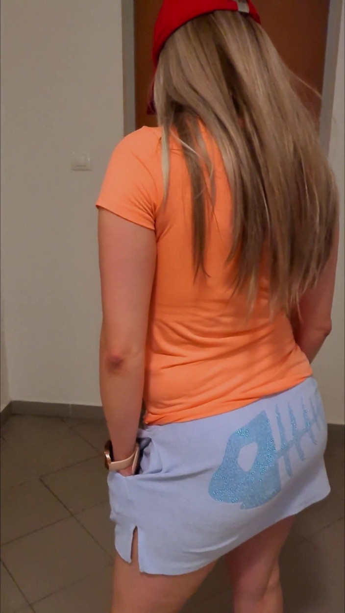 DedeDeville: Tetangga cantik di lift dada deville