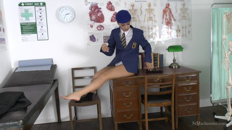 St Mackenzie's Archive: Lauren se quita el uniforme universitario de su hijo