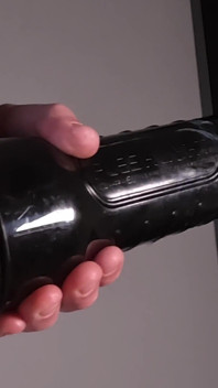 Un ours à grosse bite étire le trou du cul de Fleshlight