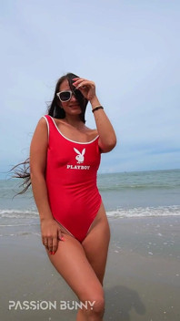 Menari dan menggigil di pantai dalam bikini seksi