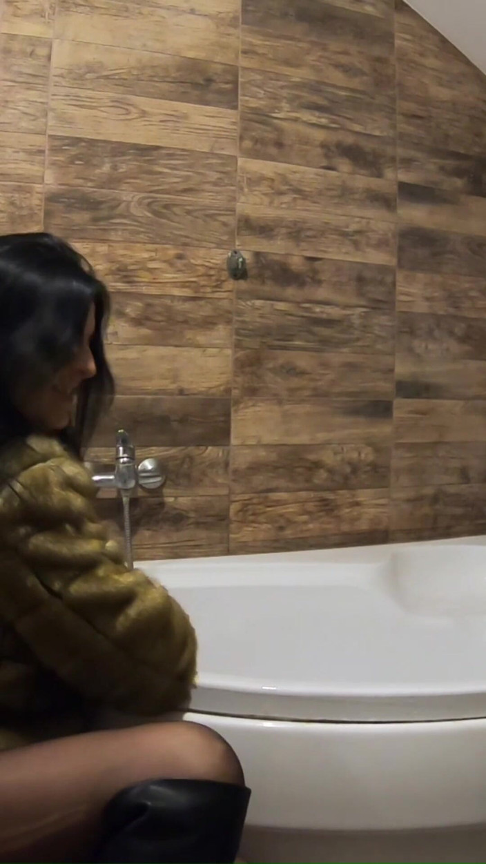 MilfyCalla: Tôi có thể lau bồn tắm của bạn như thế...