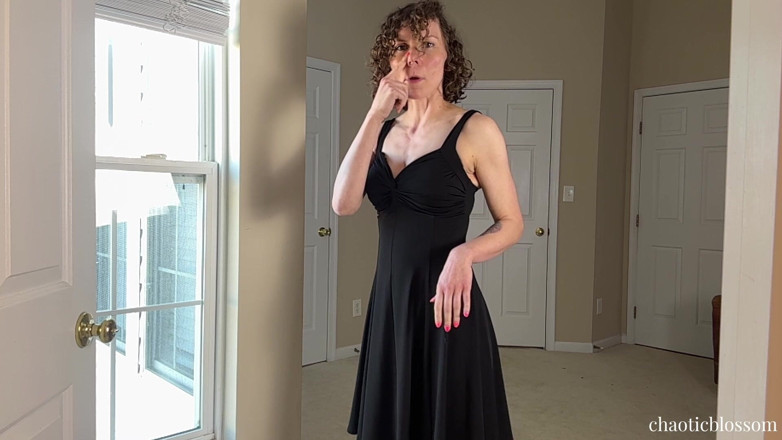 Chaoticblossom: Bitchy milf kleedt zich aan voor CEO Sph Cuck plaagt...