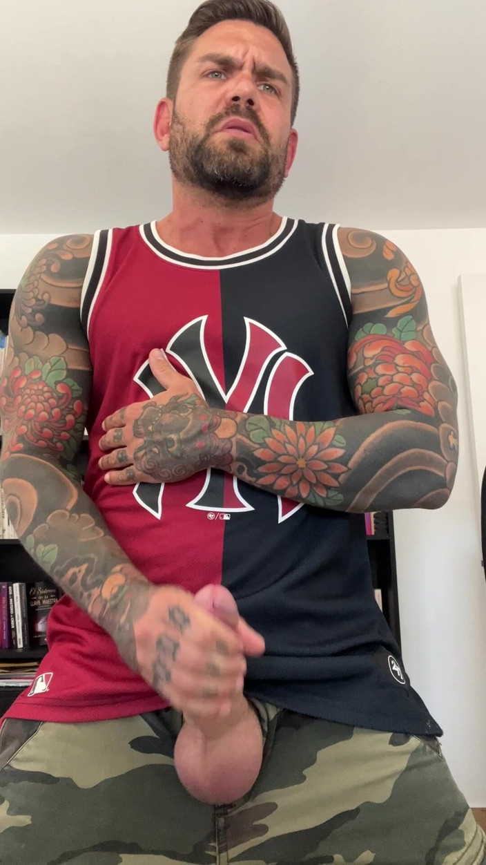 Juan Lucho Gay: Cannuccia chulazo tatuata con vestiti addosso