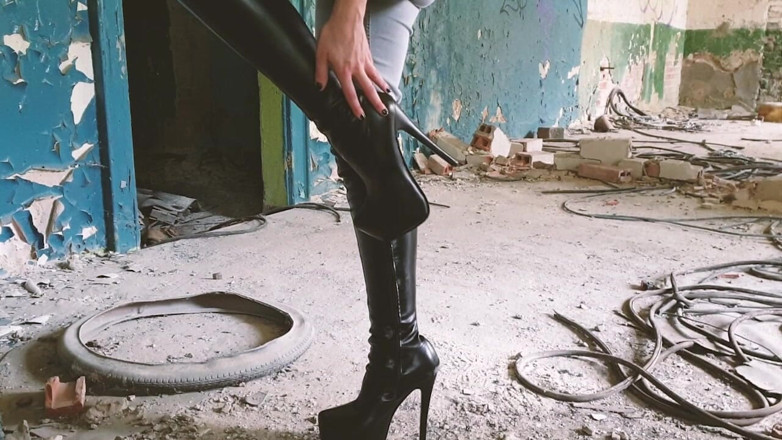 Miss Flora: Cewek nakal dengan sepatu bot, celana jins, dan dientot habis-habisan...