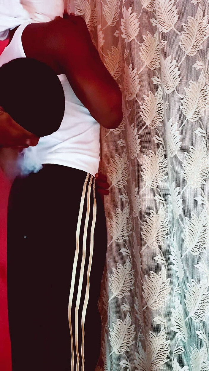 Stilesbhalifa1: 暗い部屋で黒檀のイケメンを犯す