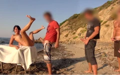 Público! Eu amo ser fodida em público pelos paus de estranhos ....