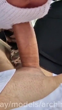 Yaoi Hentai-studente met een grote lul berijdt papa's lul langs de weg!