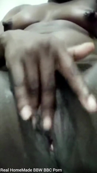 Super sexy ebony cuties: Frecându-mi cu degetul pizda mea umedă cu labii mari