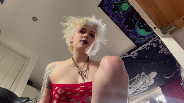 Glitterqueen1999: Glitterqueen1999 se come el fetiche de su novio infiel con...