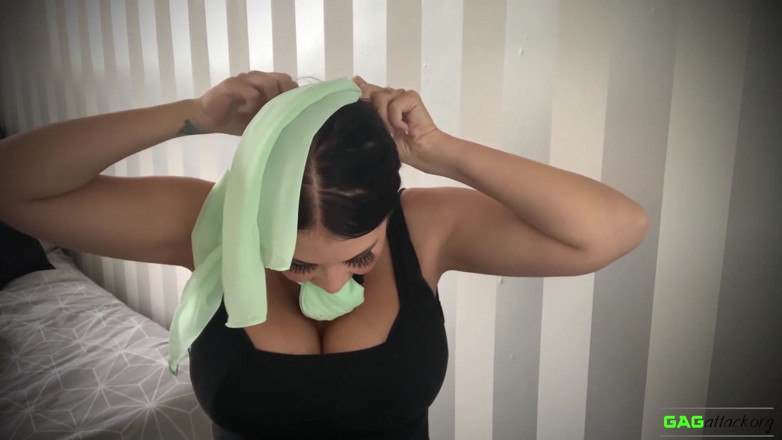 Gag Attack: Terri - mehrere würgen mit kleidung