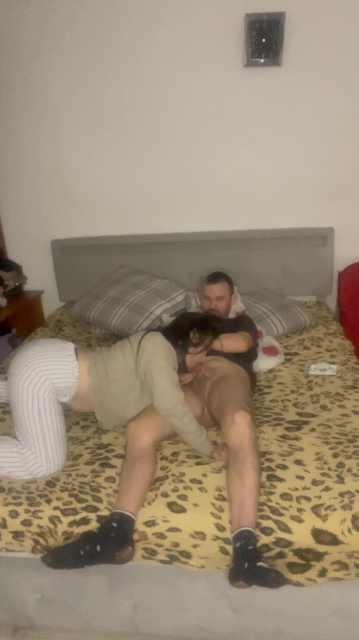 Ionut899: Kouřím péro svého nevlastního otce a šukám s ním, jako bych...