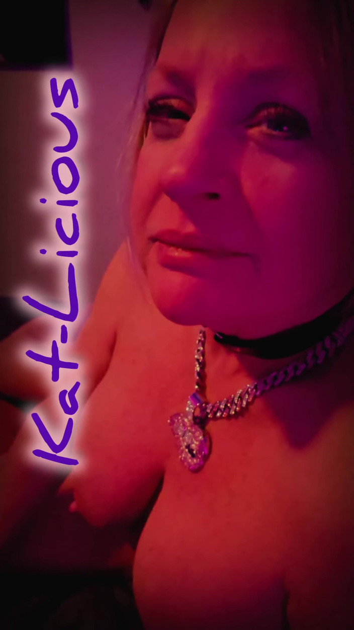 Kat-Licious: Kat-licious बिस्तर पर उत्तेजक रूप से नग्न नृत्य करती है