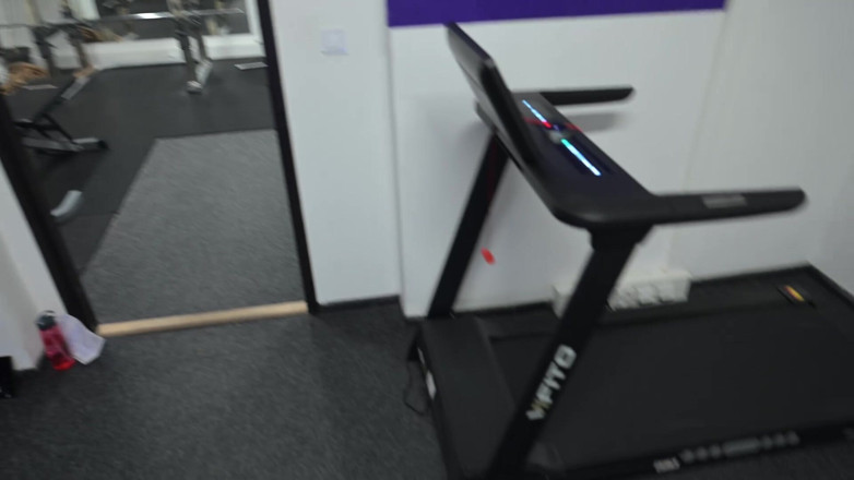 SandraSugar: Gym POV - mon entraîneur baise ma chatte poilue après l’entraînement