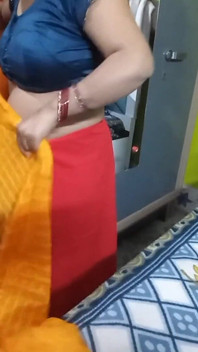 穿着黄色纱丽服的非常漂亮的哥