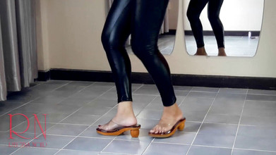 Regina Noir: Tarian Panas Sepanyol Flamenco. Regina Noir menari dalam kelas ballet....