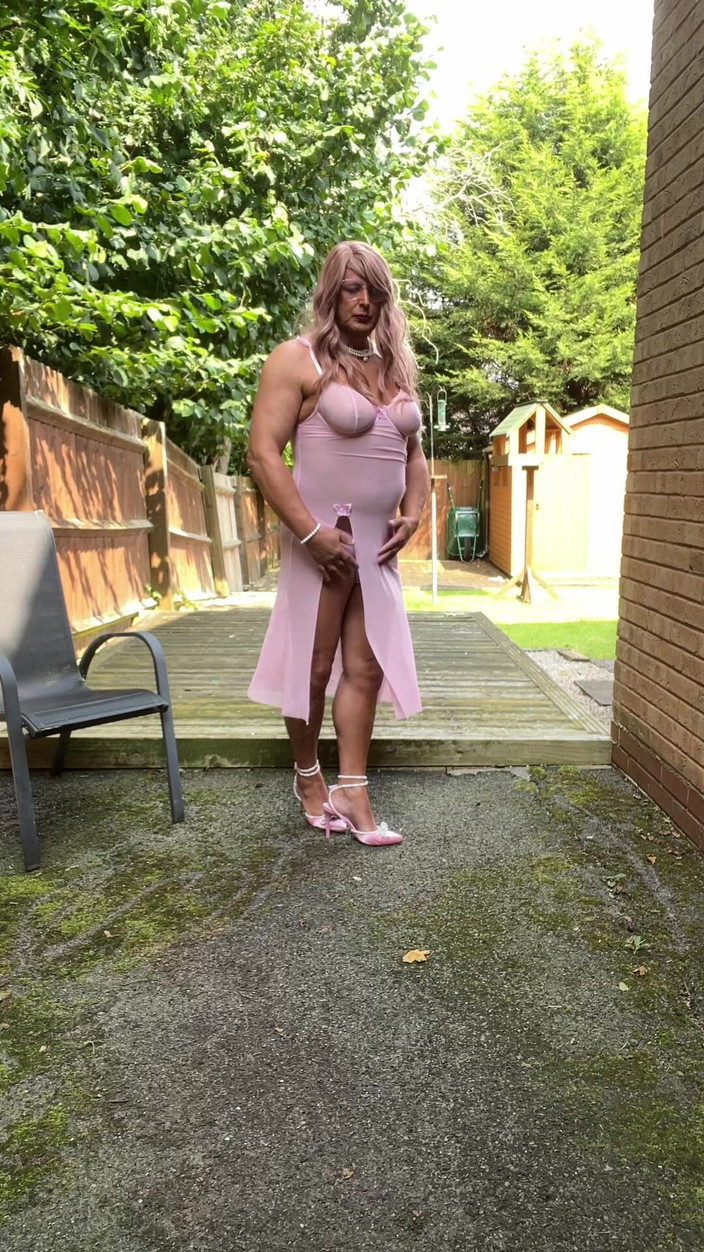Kellycd2022: 穿着粉色连衣裙和高跟鞋的性感变装者kellycd2022性感熟女