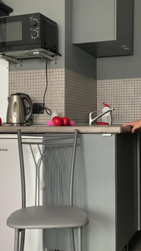 Seksi siyah saçlı kadın kamerada mastürbasyon yapıyor